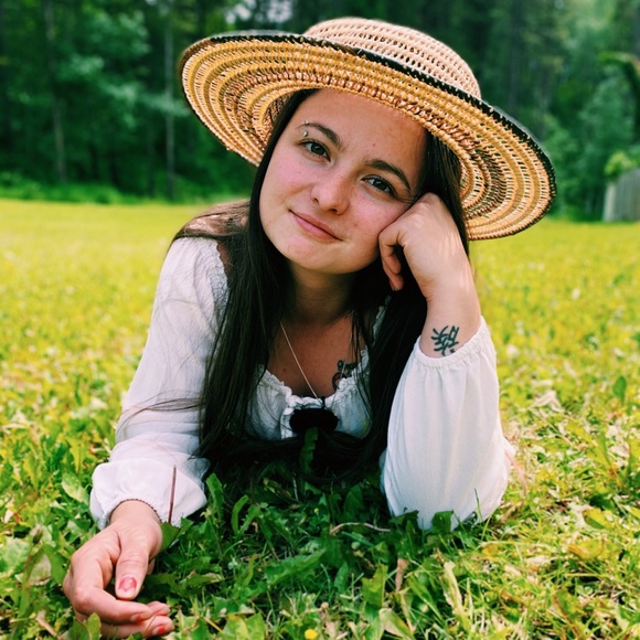 Meet your Posher, Britney - Picture 1 of 1